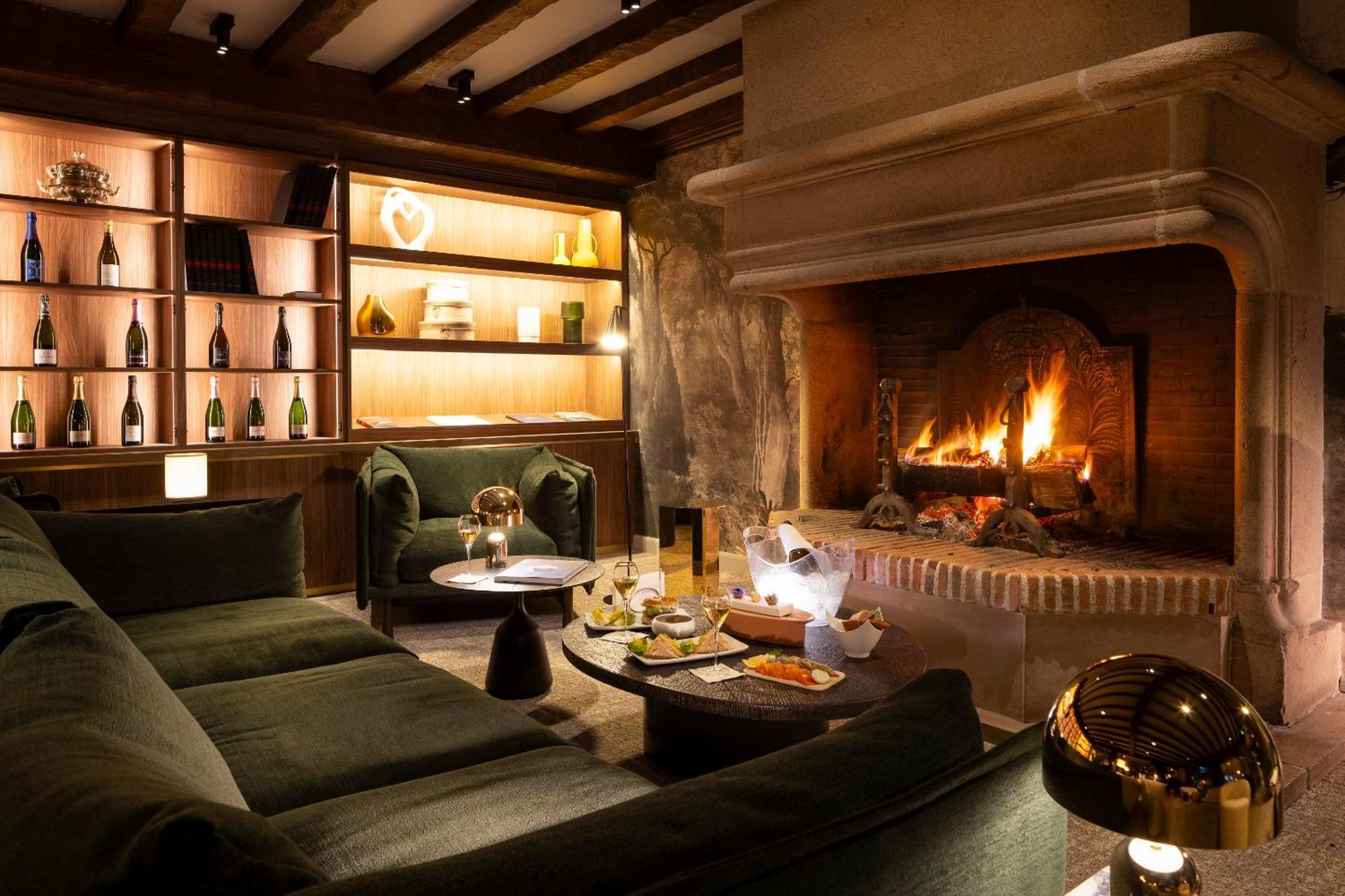 Hostellerie Briqueterie & Spa Champagne Vinay  Luaran gambar The fireplace at the bar