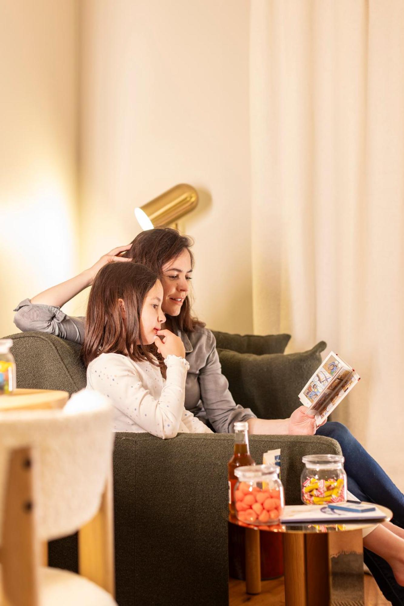 Hostellerie Briqueterie & Spa Champagne Vinay  Luaran gambar A mother and daughter looking at a photo album together