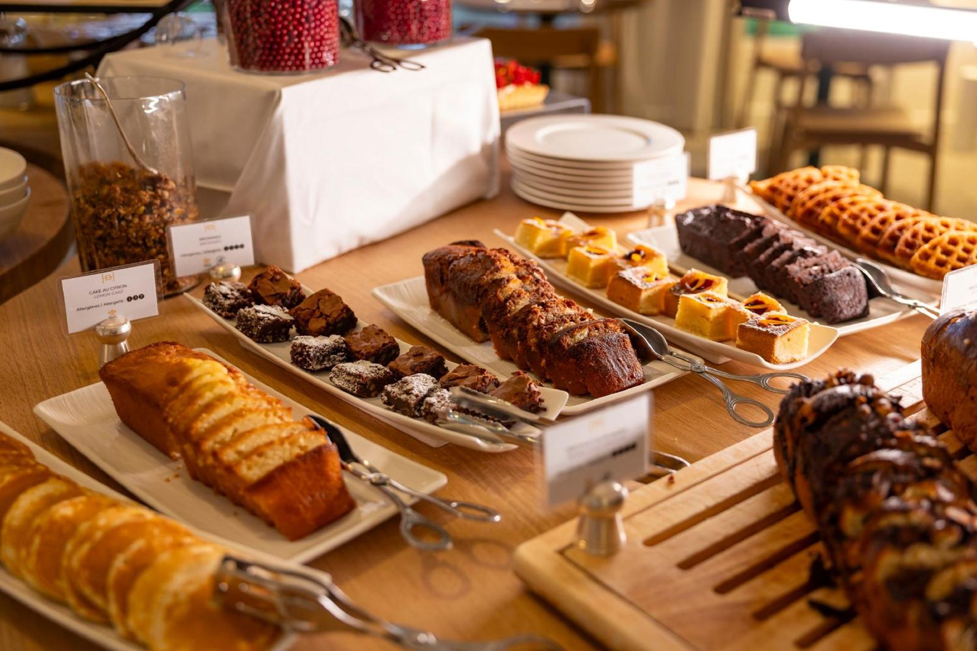 Hostellerie Briqueterie & Spa Champagne Vinay  Luaran gambar A selection of cakes