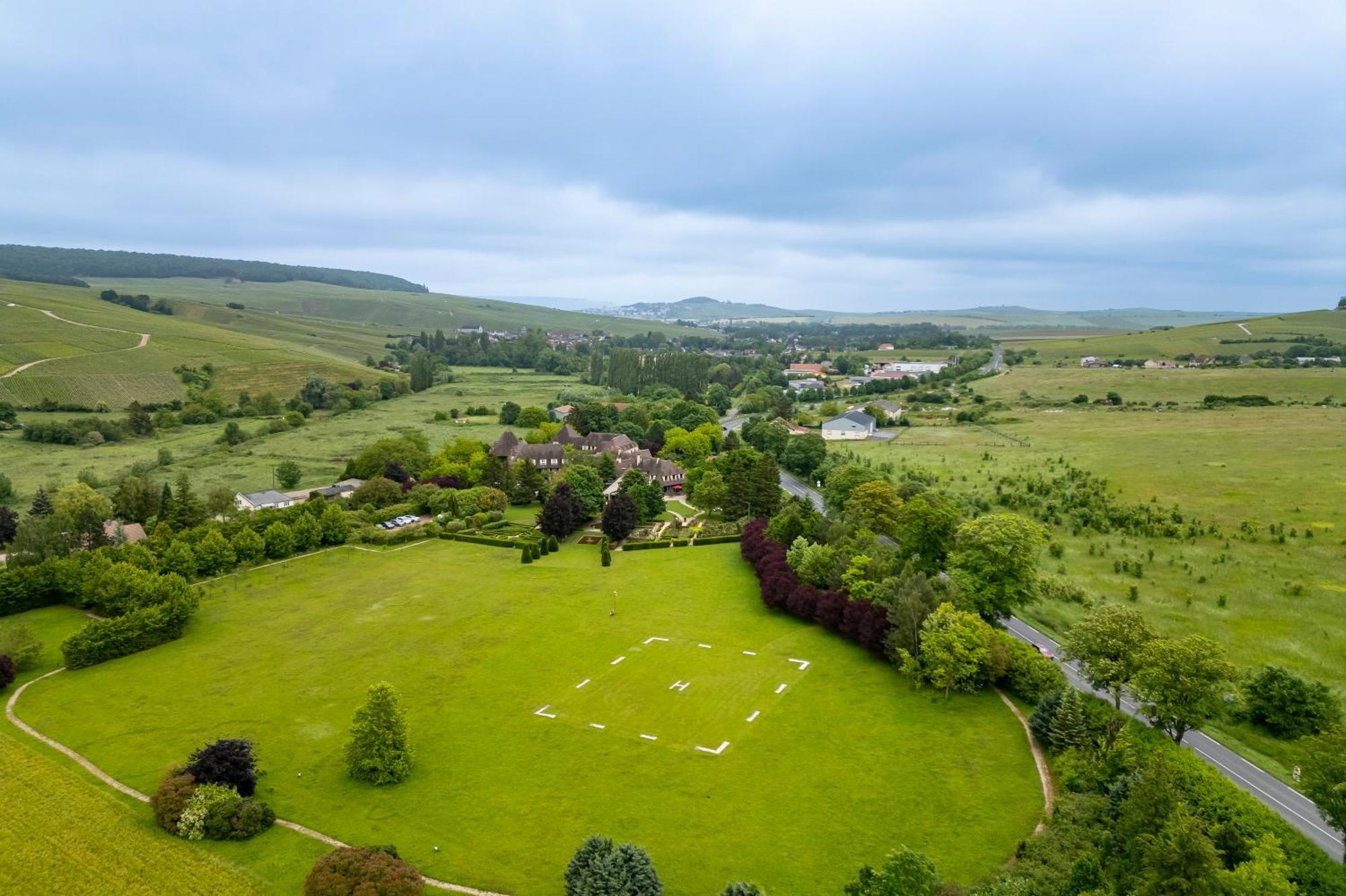 Hostellerie Briqueterie & Spa Champagne Vinay  Luaran gambar Aerial view of the village