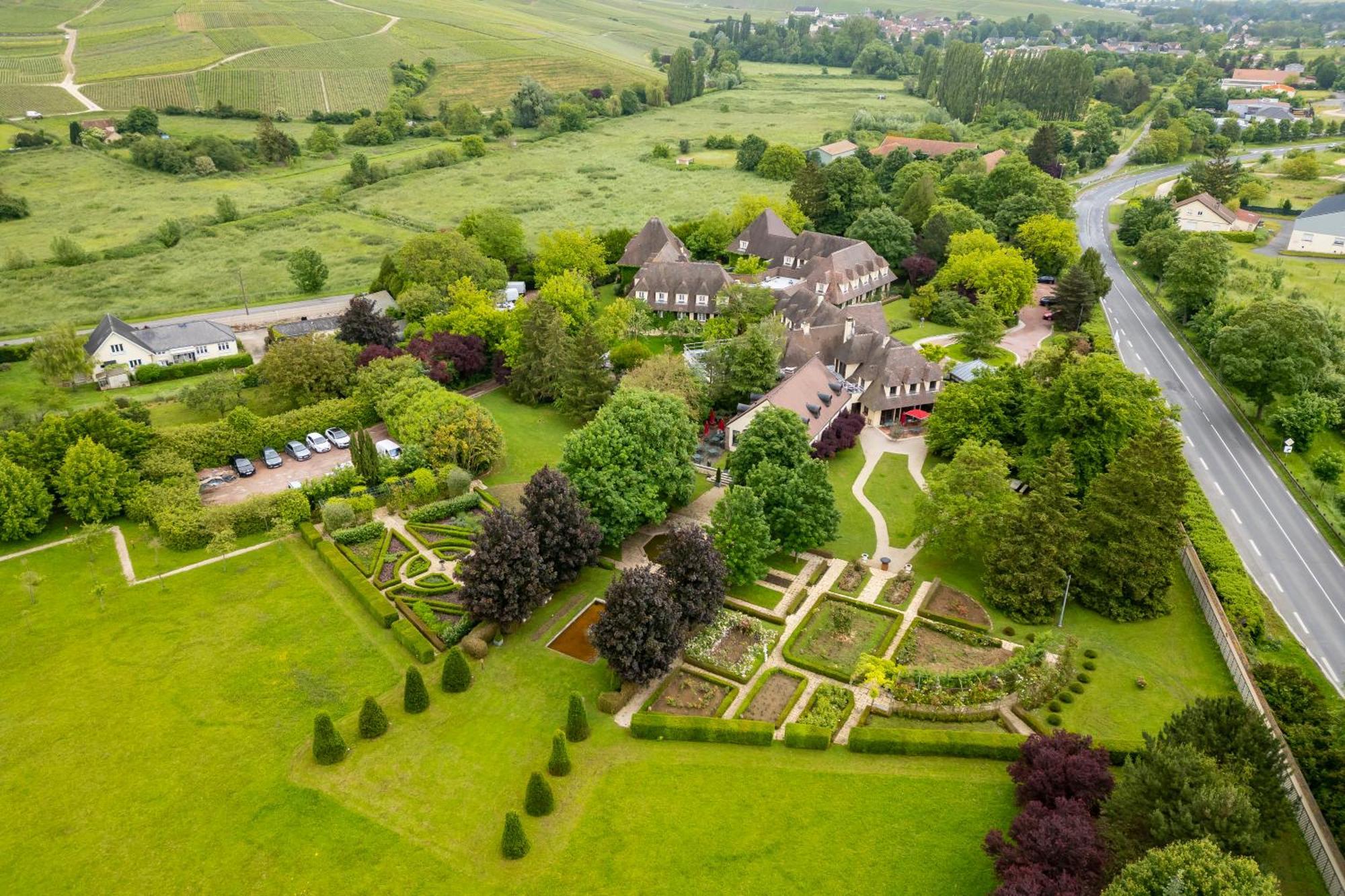 Hostellerie Briqueterie & Spa Champagne Vinay  Luaran gambar Aerial view of the gardens